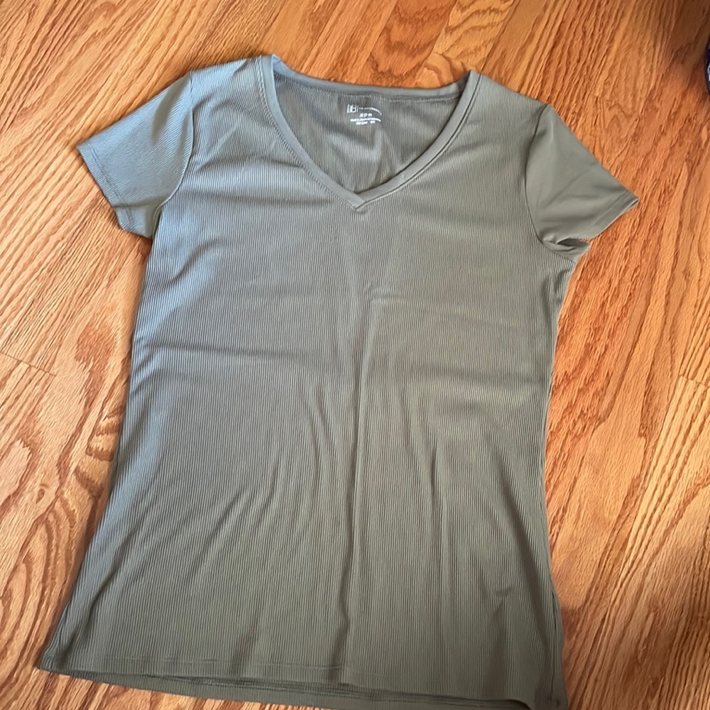 Womens rubbed army green tee size medium super soft